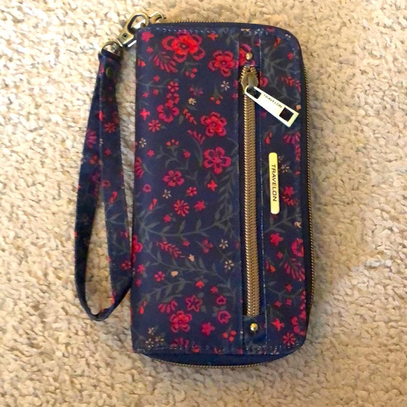 Wristlet/wallet - Picture 1 of 3